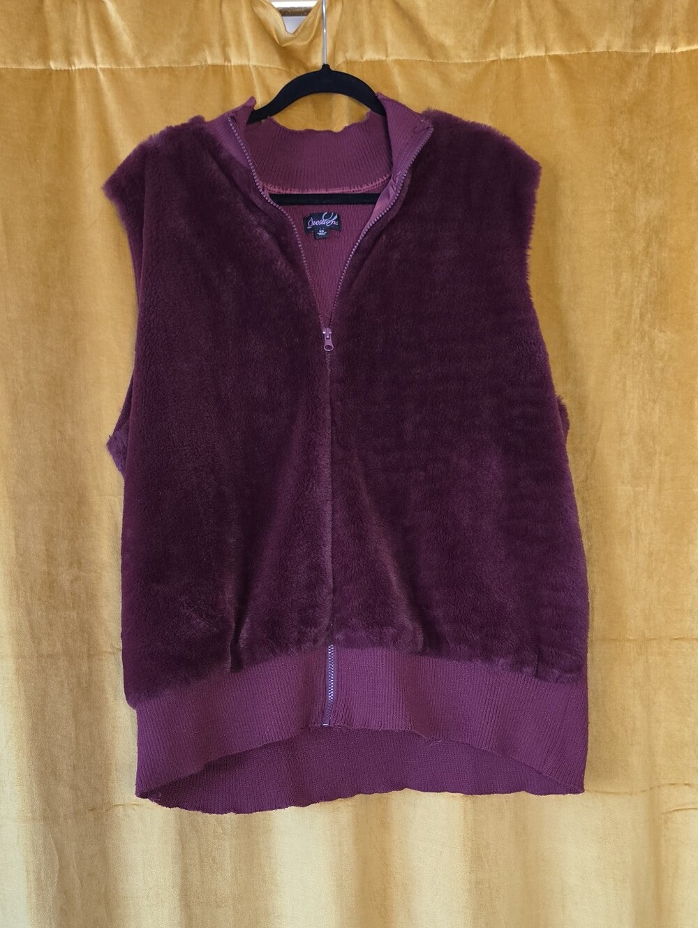 Plush Burgundy Zip-Up Vest with Ribbed Hem